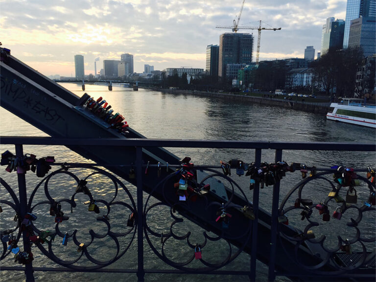 Frankfurt Expedition Mallorca Eiserner Steg Liebesschloesser 03 768x576